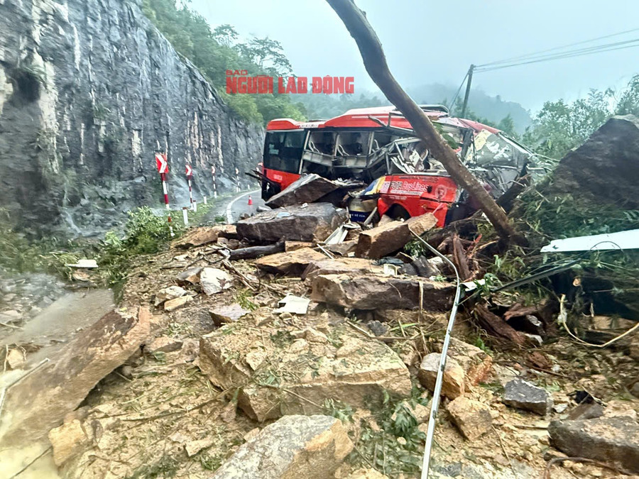 Hiện trường vụ sạt lở đèo Khánh Lê sáng 17-11 khiến 6 người chết, 19 người bị thương.