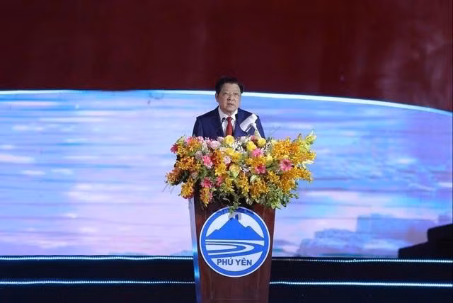 Ông Phan Đình Trạc phát biểu tại lễ kỷ niệm 50 năm Ngày giải phóng tỉnh Phú Yên. ẢNH: TRẦN BÍCH NGÂN