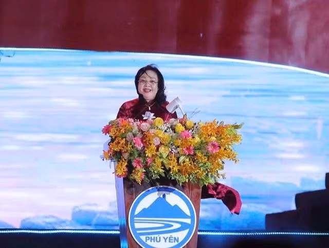 Bà Cao Thị Hòa An ôn lại truyền thống cách mạng của quân và dân Phú Yên. ẢNH: TRẦN BÍCH NGÂN