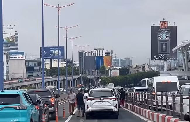 Tai nạn xảy ra ở đoạn đổ dốc cầu.