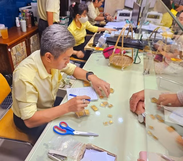 Một khách hàng bán hơn 14 lượng vàng miếng SJC sáng 1-4, tại công ty SJC ở TP HCM