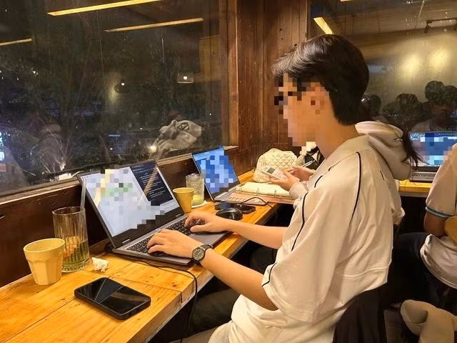 Bạn trẻ cần học cách sử dụng AI một cách hiệu quả. ẢNH: AN VY