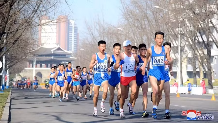 cac-van-dong-vien-tham-gia-giai-marathon-quoc-te-mangyongdae-tai-binh-nhuong-trieu-tien-thang-4-2019-anh-nguon-nikkei-asia.jpg