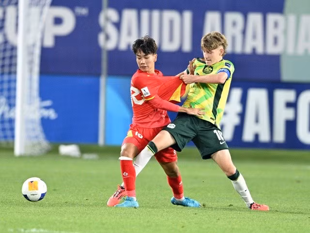 U17 Việt Nam bất ngờ đôi công trong những phút đầu với U17 Úc