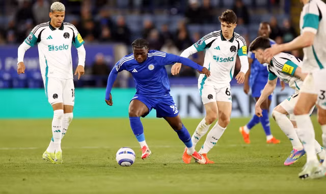Sự khác biệt đẳng cấp khiến Leicester (áo xanh) lép vế trước Newcastle