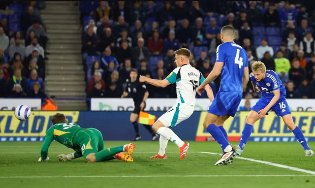 Harvey Barnes mang đến ác mộng cho hàng thủ Leicester