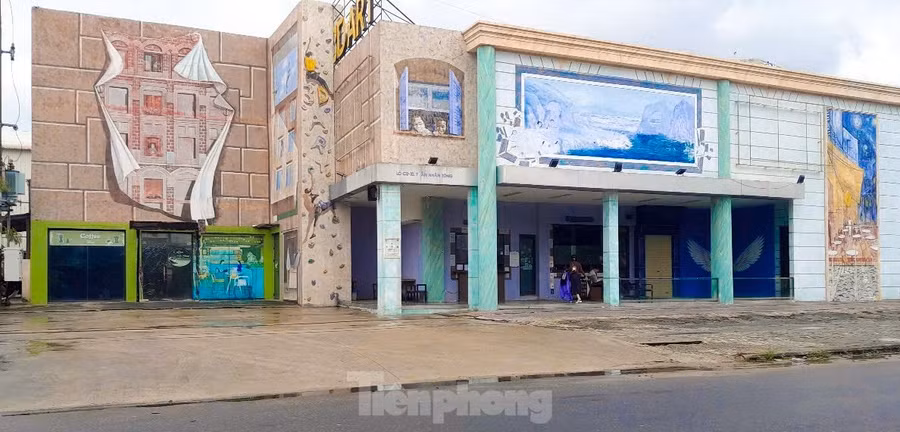 Tọa lạc trên đường Trần Nhân Tông, quận Sơn Trà, bảo tàng tranh 3D là bảo tàng có quy mô lớn nhất Việt Nam và là nơi duy nhất ở Đà Nẵng trưng bày loại hình nghệ thuật này. Công trình gồm 2 tầng với tổng diện tích 4.000 m2, được chia thành 9 khu vực theo 9 chủ đề và màu sắc khác nhau.