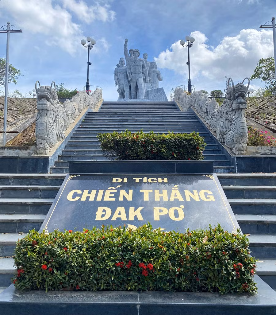 1-tu-lang-hway-chung-toi-di-tiep-vao-di-tich-chien-thang-dak-po-noi-ghi-dau-nhung-nam-thang-hao-hung-oanh-liet-cua-quan-va-dan-ta-de-co-duoc-hoa-binh-hom-nay.jpg