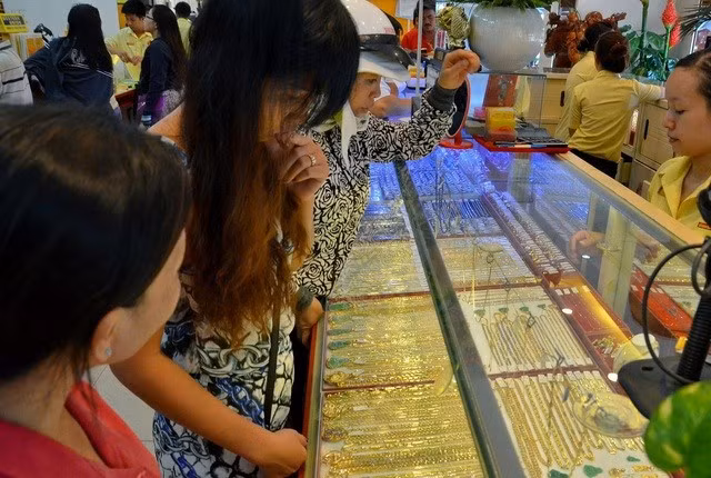 Giá vàng thế giới có lúc giảm hơn 100 USD/ounce