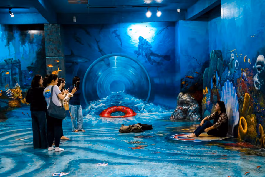 Du khách có thể tự do khám phá và tương tác với hơn 130 tác phẩm tranh 3D được vẽ bằng kỹ thuật đánh lừa thị giác độc đáo. Các bức tranh trải dài qua nhiều chủ đề đa dạng như thế giới động vật, thế giới cổ tích, Ai Cập cổ đại, vũ trụ, đại dương hay những khung cảnh nổi tiếng thế giới.