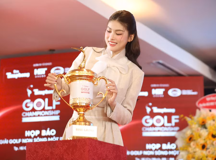 “Tôi mong chờ trận đấu hấp dẫn, gay cấn tại Giải Tiền Phong Golf Championship - Non sông một dải. Hy vọng, giải đấu diễn ra thành công và tiếp tục hành trình, sứ mệnh trong những năm tiếp theo”, Á hậu Ngọc Thảo nhấn mạnh.