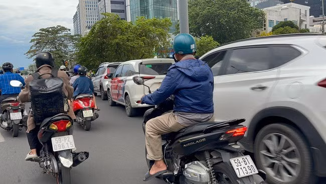 Các phương tiện được yêu cầu di dời qua cầu Sài Gòn để giải quyết.