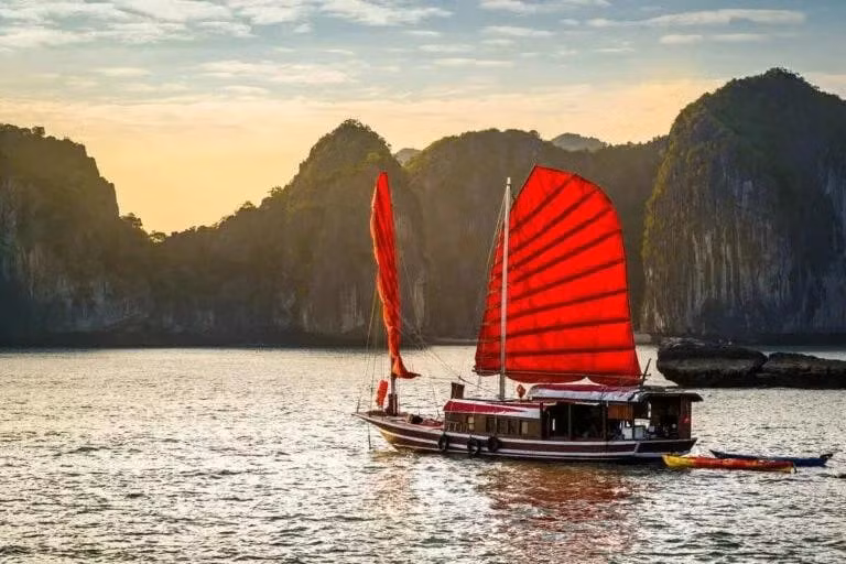 Bức ảnh đăng trên Travel off Path để giới thiệu quần đảo Cát Bà là "vườn địa đàng" Ảnh: Travel off Path