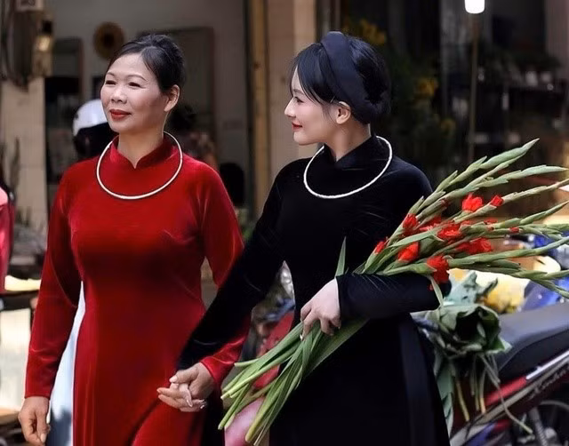 Giờ đây, Ánh Ngọc (áo dài đen) luôn cố gắng sống tốt để không phải nói dối và bố mẹ cũng được yên lòng. ẢNH: NVCC