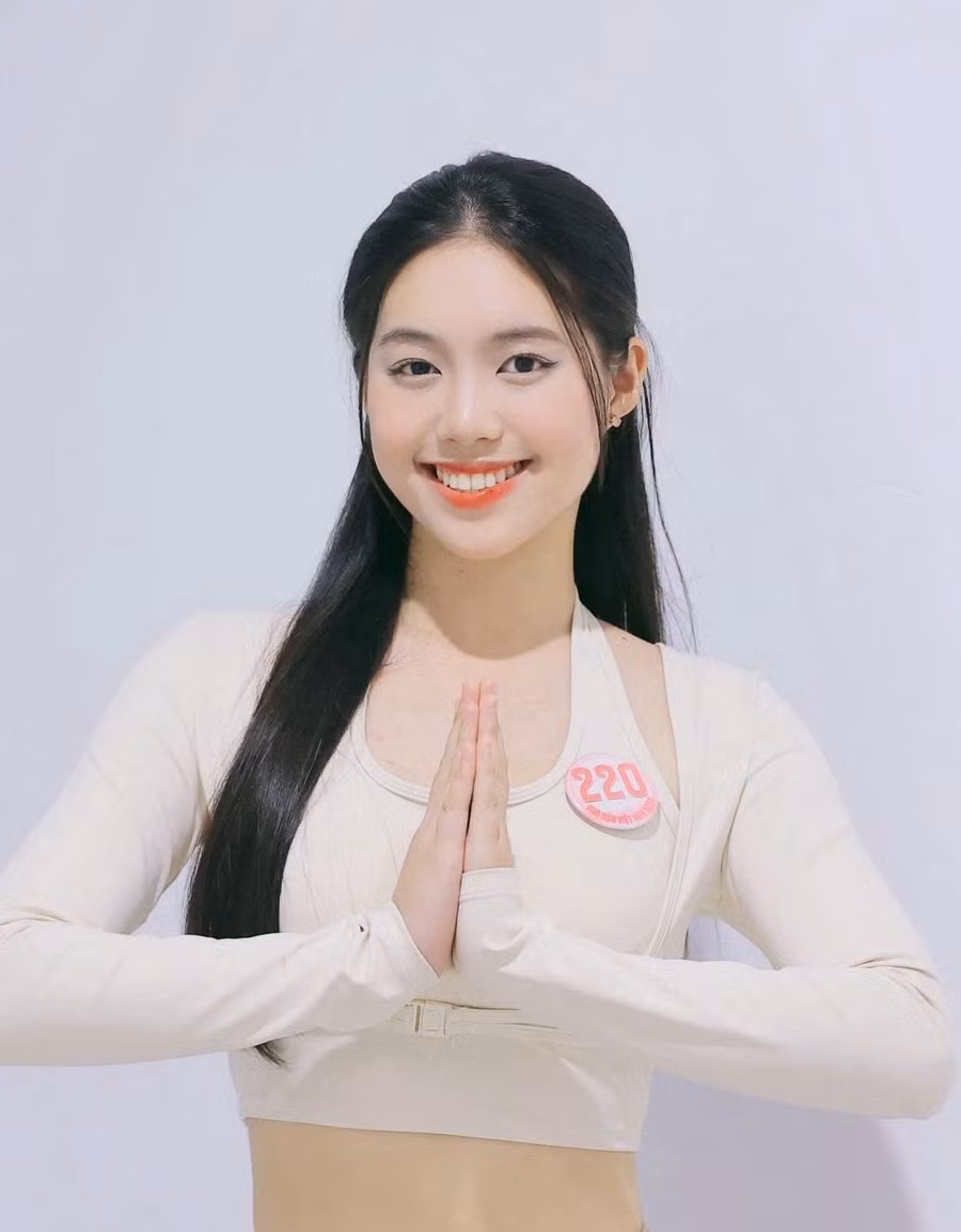 Thí sinh Trần Ngọc Châu Anh thực hiện động tác yoga. Châu Anh cho biết sau vòng Sơ khảo Hoa hậu Việt Nam 2024, cô tập thể dục chăm chỉ để cải thiện chỉ số hình thể. Sau buổi tập sáng 8/4, Châu Anh quyết tâm theo đuổi bộ môn yoga giúp cơ thể dẻo dai, linh hoạt.