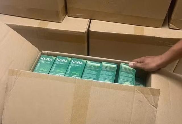 Các hộp keo Kera bị công an thu giữ.