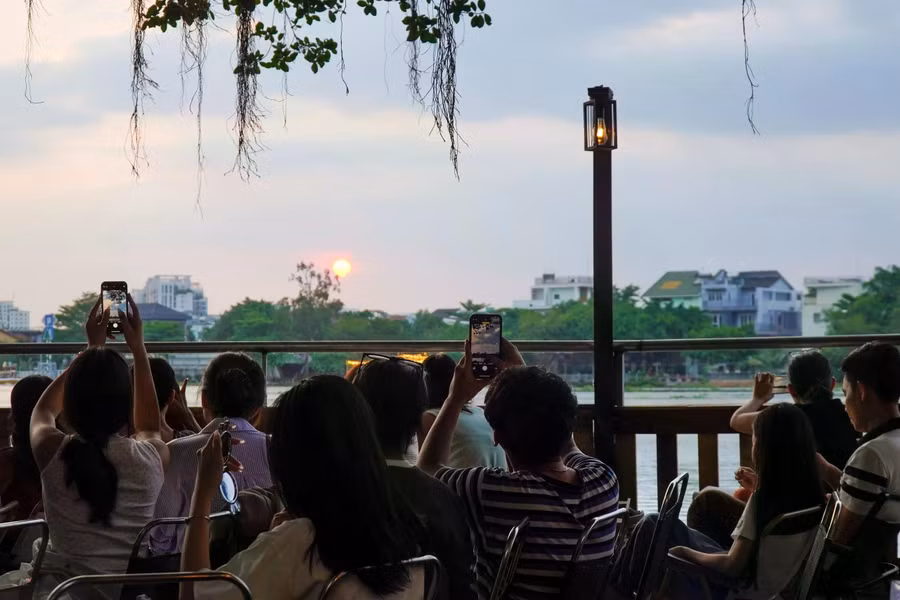 Địa điểm lý tưởng để ngắm hoàng hôn cực chill tại các quán cà phê bờ sông. ẢNH: PHAN HƯƠNG