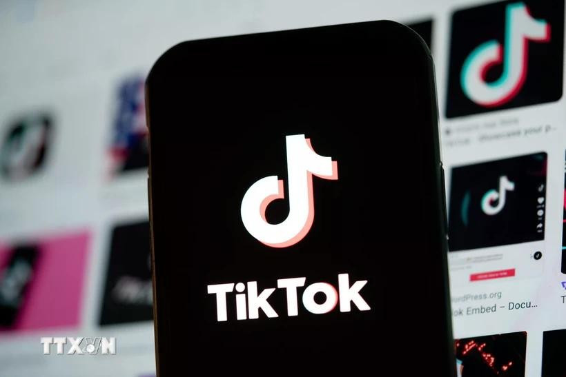 Biểu tượng TikTok trên màn hình điện thoại di động. Ảnh: THX/TTXVN tong-thong-my-donald-trump-tiep-tuc-hoan-lenh-cam-tiktokdd.jpg