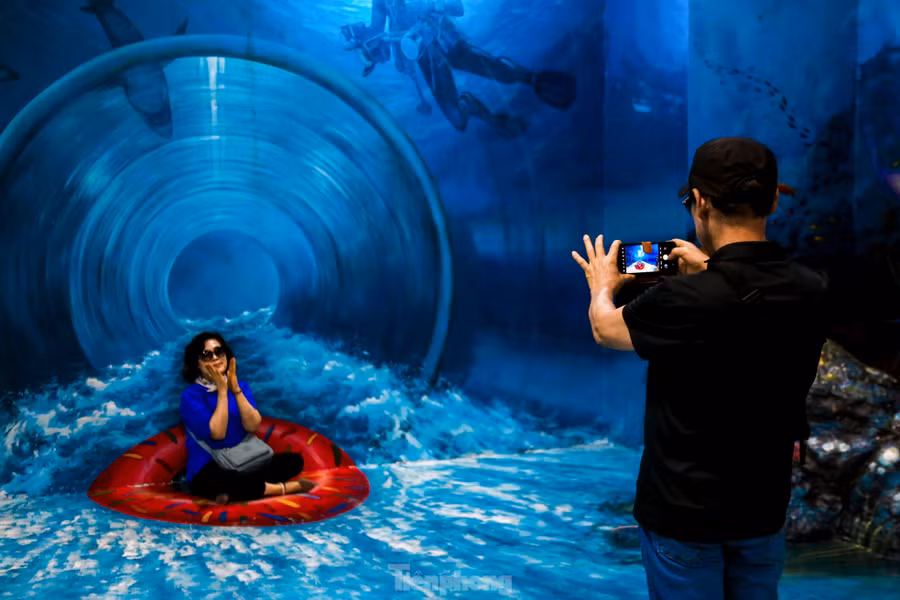 "Tranh thủ dịp du lịch tại Việt Nam, tôi và chồng ghé thăm nơi này. Không ngờ ở Việt Nam lại có một địa điểm độc đáo như vậy. Chúng tôi đã ở đây hơn một tiếng đồng hồ nhưng vẫn chưa khám phá hết", bà Soo-jung - du khách đến từ Hàn Quốc, chia sẻ.