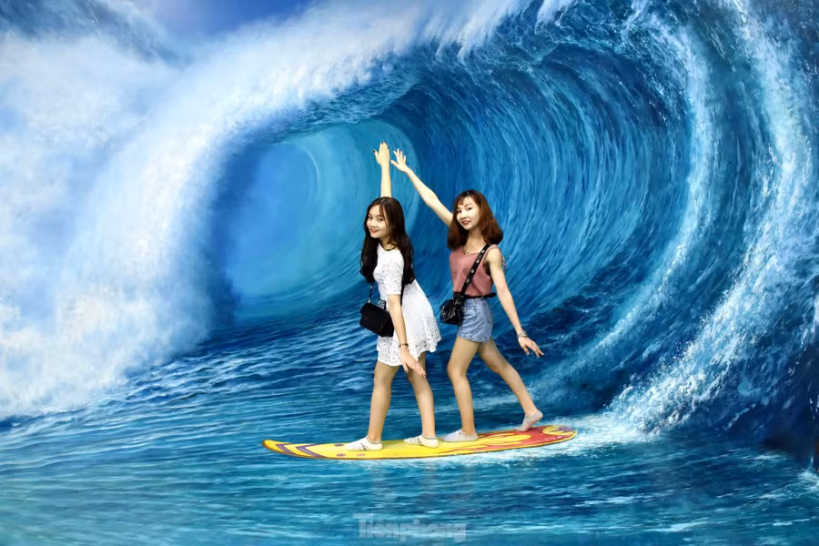 "Mình rất bất ngờ vì các bức tranh ở đây trông thật đến không tưởng, mỗi bức tranh đều rất thật và sáng tạo. Mình và bạn bè đã chụp rất nhiều ảnh đẹp, có thể thỏa sức sáng tạo nên những bức ảnh độc đáo mang phong cách riêng của chính mình", Thu Hà chia sẻ.