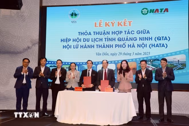 Hiệp hội Du lịch tỉnh Quảng Ninh và Hội Lữ hành Thành phố Hà Nội ký kết thỏa thuận hợp tác. (Ảnh: Thanh Vân/TTXVN)