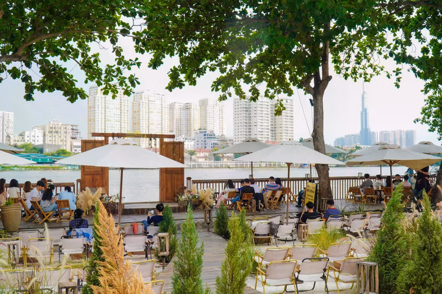 Không gian lý tưởng tại các quán cà phê bờ sông hút hồn người trẻ. ẢNH: PHAN HƯƠNG