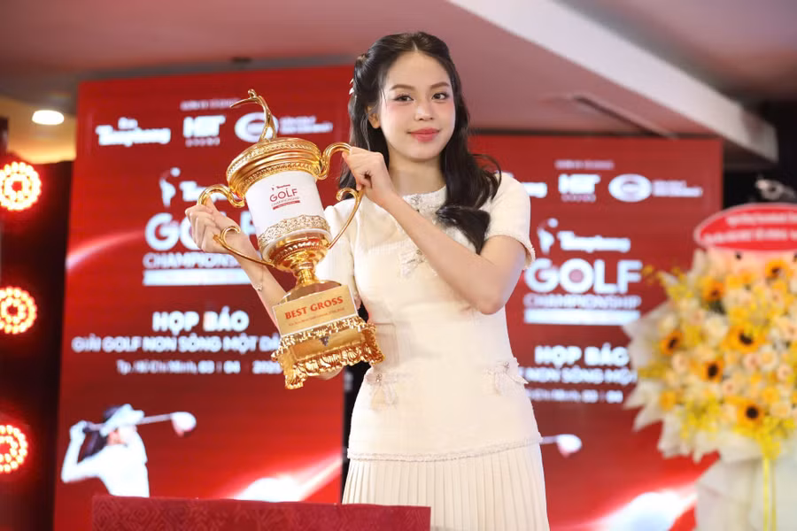 “Giải Tiền Phong Golf Championship - Non sông một dải không đơn thuần là giải thể thao, còn hàm chứa nhiều ý nghĩa, là sự tri ân và biết ơn thế hệ đi trước. Tôi hy vọng giải đấu diễn ra thành công và lan tỏa những giá trị nhân văn, tích cực tới cộng đồng”, Hoa hậu Thanh Thủy nói.