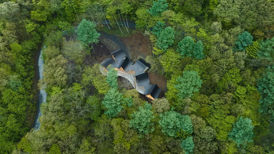 Ngôi nhà nằm ẩn mình giữa núi rừng là một cách tìm về sự bình yên sau những ngày làm việc căng thẳng.