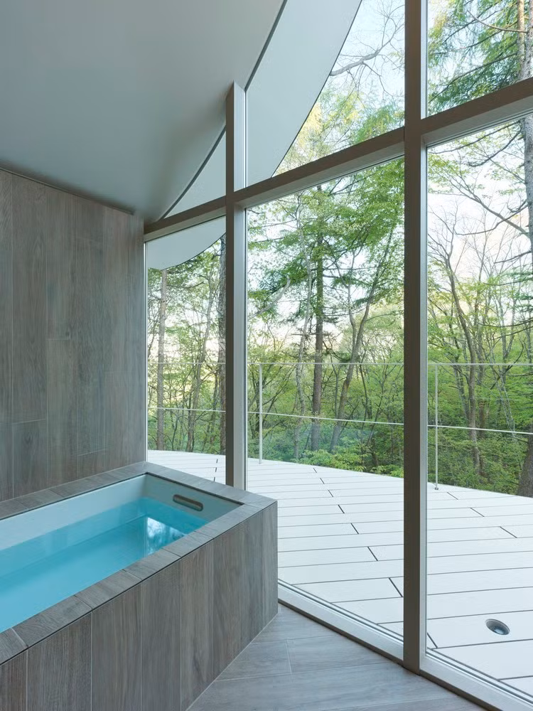 Các không gian được thiết kế mở, đón sáng, có tầm nhìn ra ngọn đồi xung quanh.