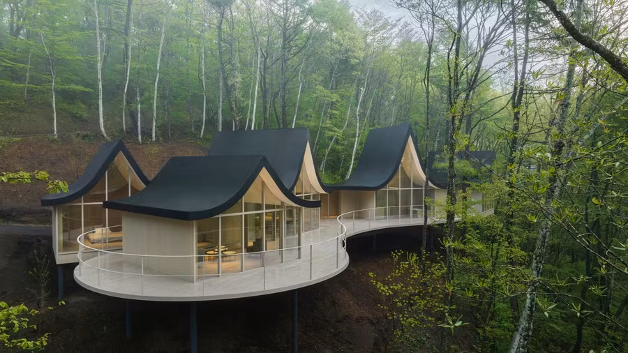 Ngôi nhà nghỉ dưỡng có diện tích 142 mét vuông toạ lạc trên một khu đất đồi rộng 5.800 mét vuông ở Karuizawa, Nhật Bản.