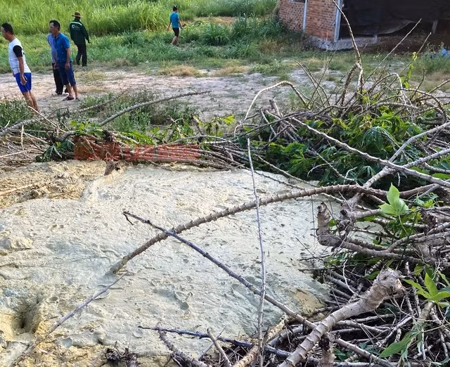 Người dân lo lắng theo dõi hiện tượng lạ này