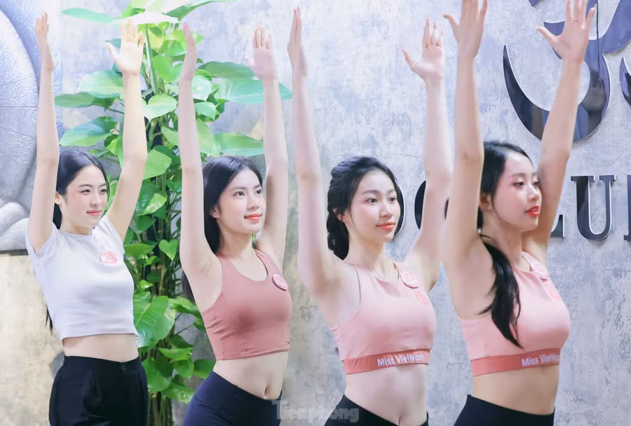 41 thí sinh được chia làm hai nhóm tập luyện. Mỗi nhóm tập trong 40 phút. Thí sinh được huấn luyện viên hướng dẫn các động tác cơ bản để giải phóng cơ thể, thư giãn, kiểm soát hơi thở.