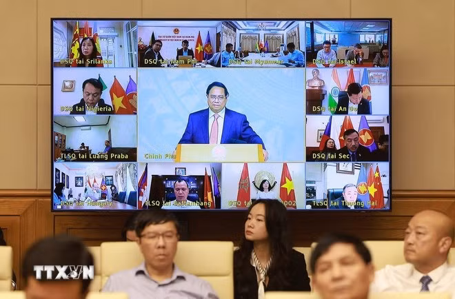 Thủ tướng Phạm Minh Chính chủ trì Hội nghị Thủ tướng Chính phủ trực tuyến với các cơ quan đại diện Việt Nam ở nước ngoài về thương mại quốc tế. (Ảnh: Dương Giang/TTXVN)