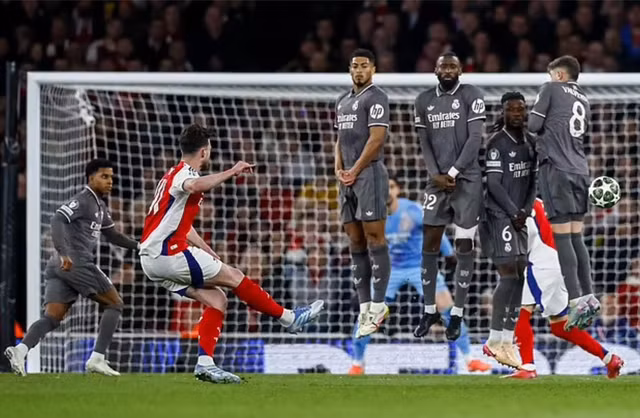 Declan Rice mở tỉ số bằng siêu phẩm đá phạt...