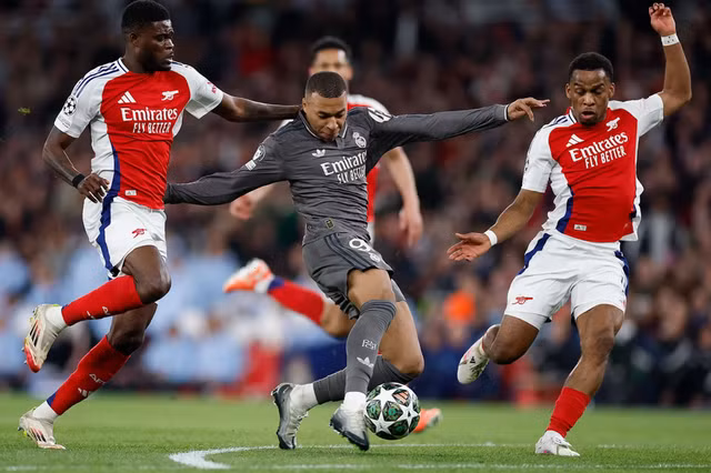 Kylian Mbappe bỏ lỡ cơ hội ngon ăn duy nhất của Real Madrid trong hiệp 1