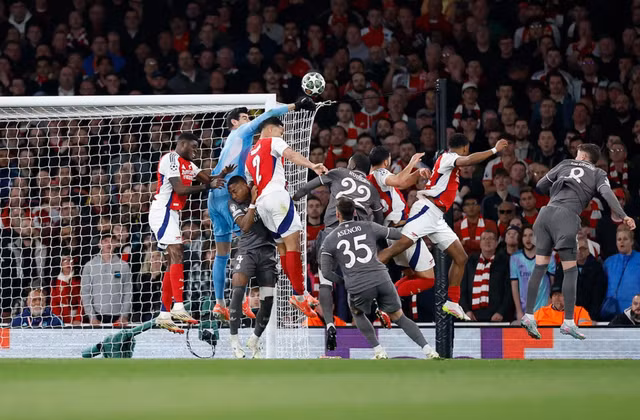 Real Madrid may mắn thoát thua ở phút thứ 7