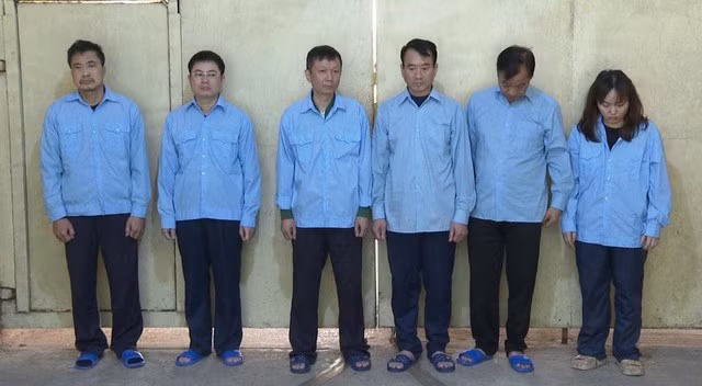 6 bị can ở Q.Hoàng Mai bị bắt vì hành vi nhận hối lộ. ẢNH: NGUYỄN BÍCH