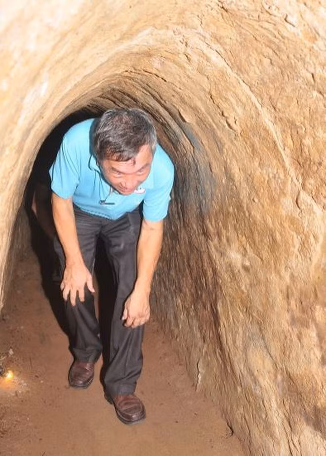 Khách tham quan địa đạo. (Ảnh: Khu Di tích lịch sử địa đạo Củ Chi)