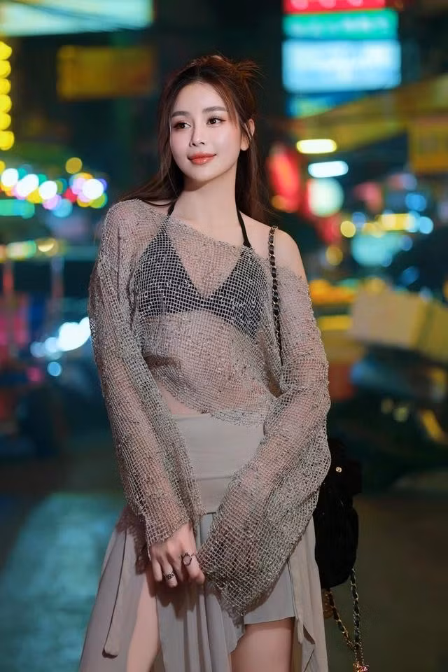 Sella Trương cho biết những thiết kế ôm sát vừa phải giúp tôn lên đường cong cơ thể mà vẫn đảm bảo sự thoải mái. Kết hợp cùng xăng đan dây mảnh hoặc giày mules để tạo nên tổng thể thanh lịch và không kém phần cuốn hút. ẢNH: SELLA TRƯƠNG