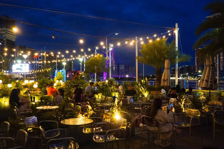 Lung linh khi về đêm. ẢNH: PHAN HƯƠNG