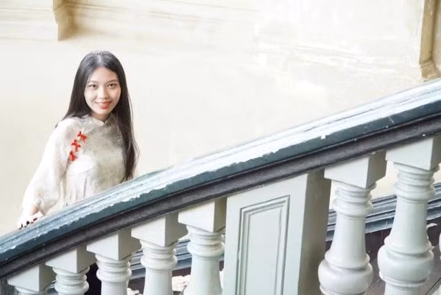 Người trẻ chụp ảnh ở Bảo tàng TP.HCM. ẢNH: THANH NAM