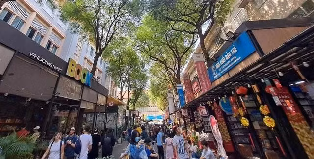 Đường sách Nguyễn Văn Bình. ẢNH: THANH NAM