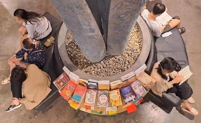 Có thể tìm đến nhà sách để nghỉ ngơi, đọc sách, trốn nắng. ẢNH: THANH NAM