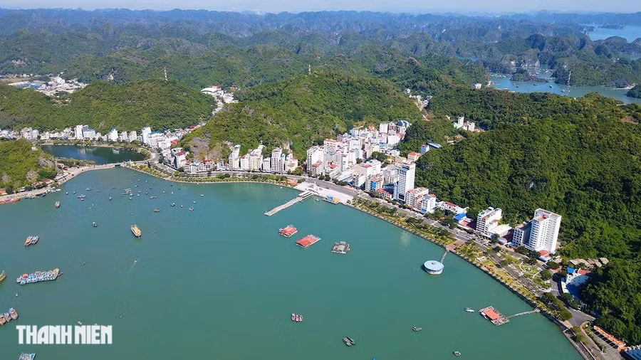 Một phần quần đảo Cát Bà nhìn từ trên cao. Ảnh: Giang Linh