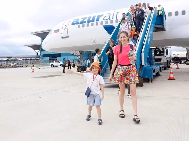 Khách Nga tại sân bay quốc tế Cam Ranh ngày 17.3. ẢNH: BÁ DUY