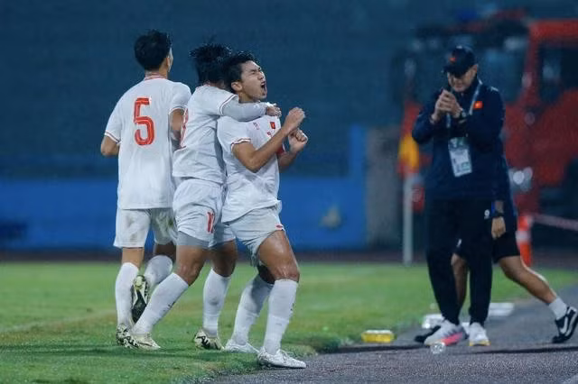 Lê Huy Việt Anh (phải) được AFC đánh giá cao. Ảnh: MINH TÚ