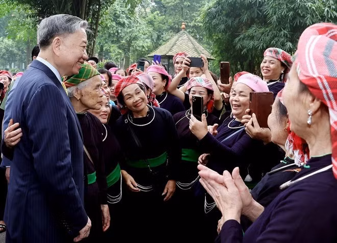 Ngày 23/5/2024, Chủ tịch nước Tô Lâm gặp gỡ nhân dân tại Khu di tích Chủ tịch Hồ Chí Minh trong Phủ Chủ tịch. (Ảnh: Thống Nhất/TTXVN)