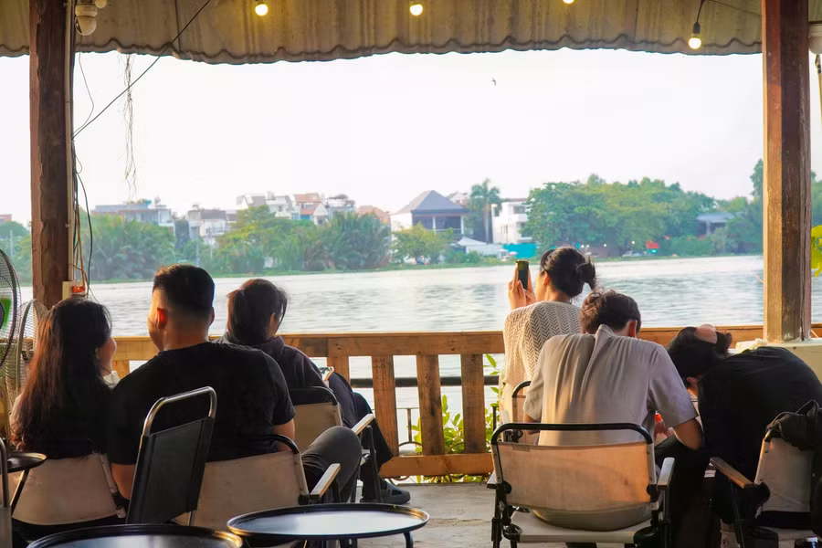 Vừa có không gian để hẹn hò bạn bè, có view sống ảo "cực chill" mà còn tránh được nắng nóng. ẢNH: PHAN HƯƠNG