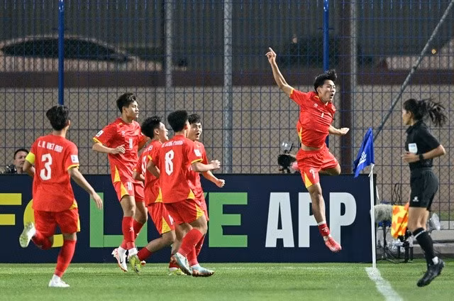 Văn Bách gỡ hòa 1-1 cho U17 Việt Nam