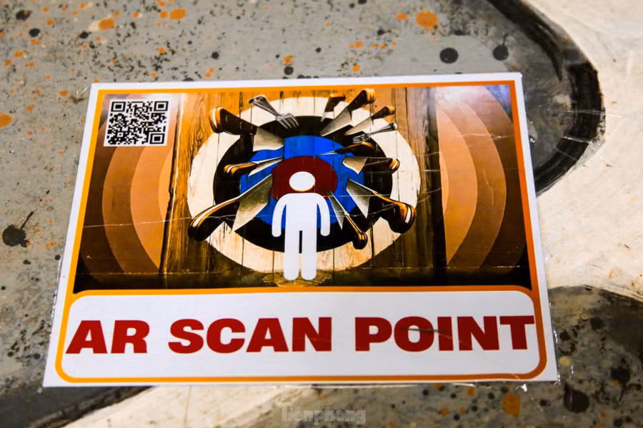 Ngoài tranh 3D, bảo tàng còn sử dụng công nghệ thực tế ảo qua quét mã QR giúp du khách có những trải nghiệm thú vị.